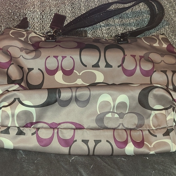 Gently used Coach Daisy Optical Print Tote - Picture 3 of 10